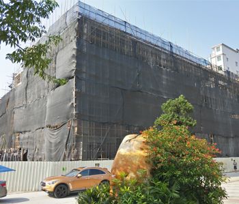 一步一腳?。“差Ｓ變簣@持續(xù)施工中